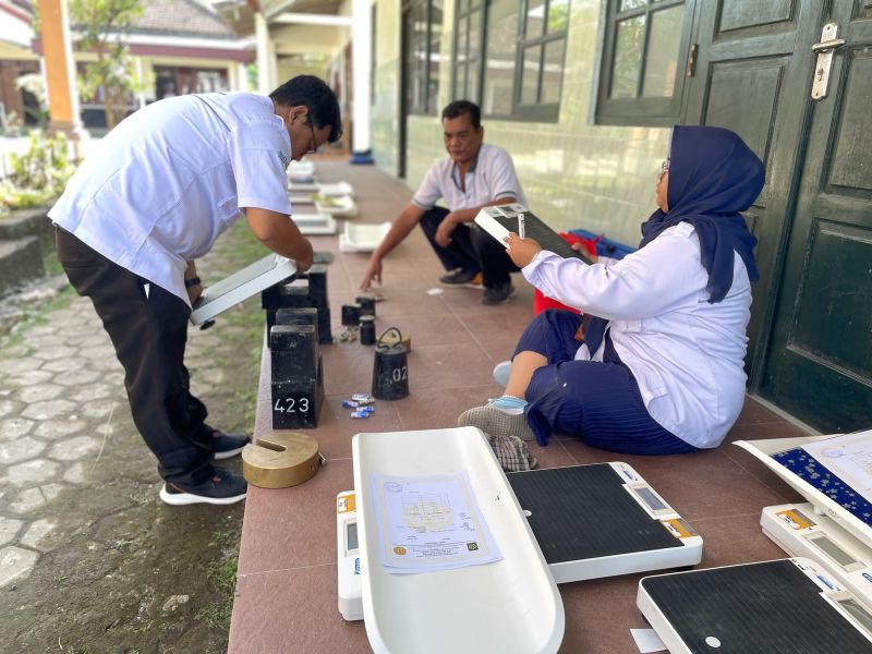 DINAS PERDAGANGAN GELAR SIDANG TERA ULANG TIMBANGAN DI KALURAHAN KREMBANGAN